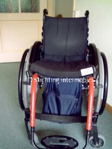 Aangepaste handrolstoel met wielondersteuning (e-motion)